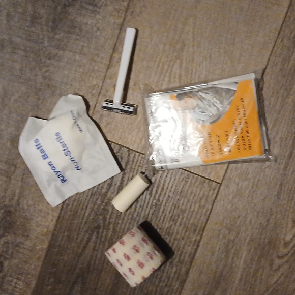 🥰HOST PICK🥰Pet first aid kit - Picture 5 of 9